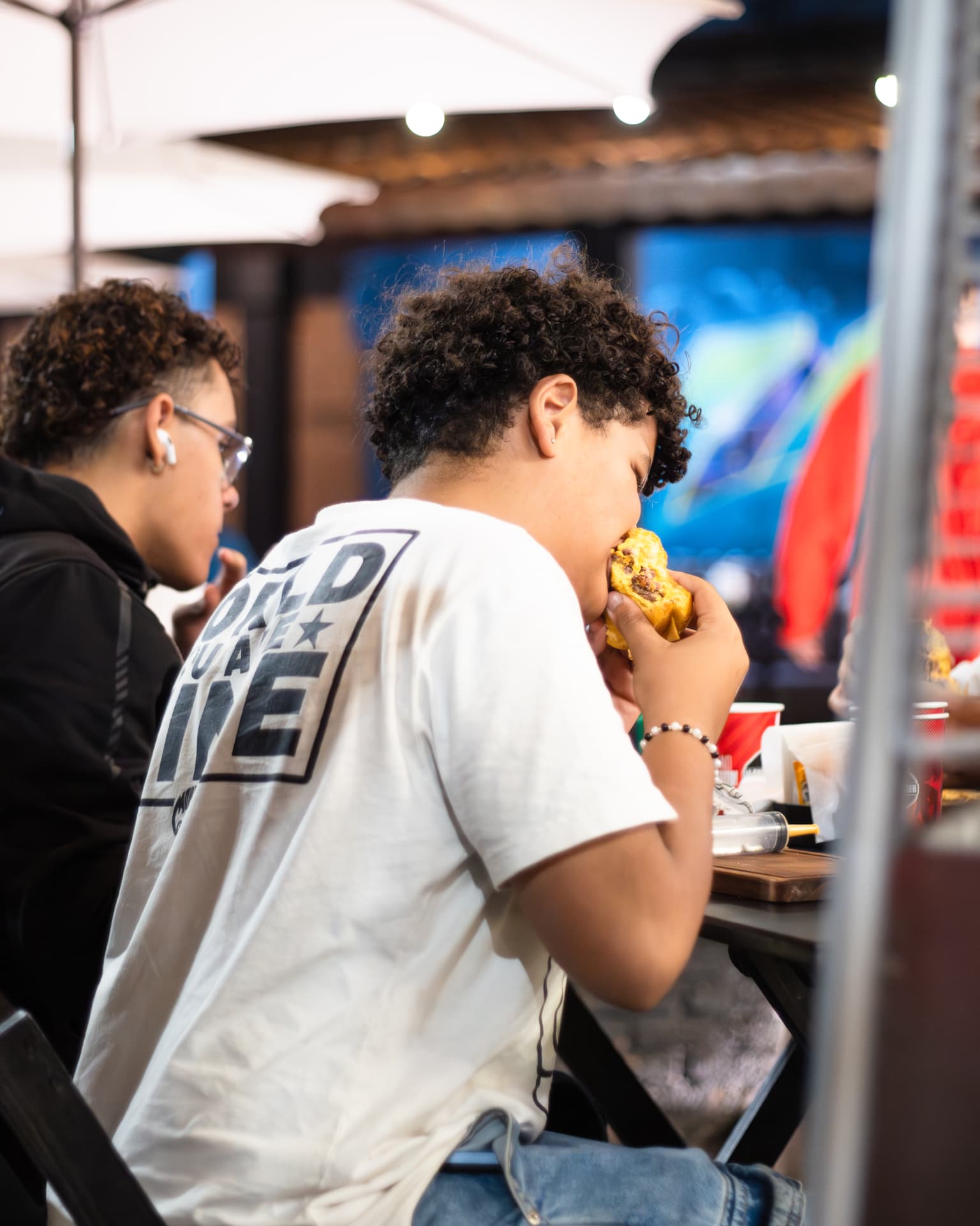 Cliente saboreando um burger artesanal