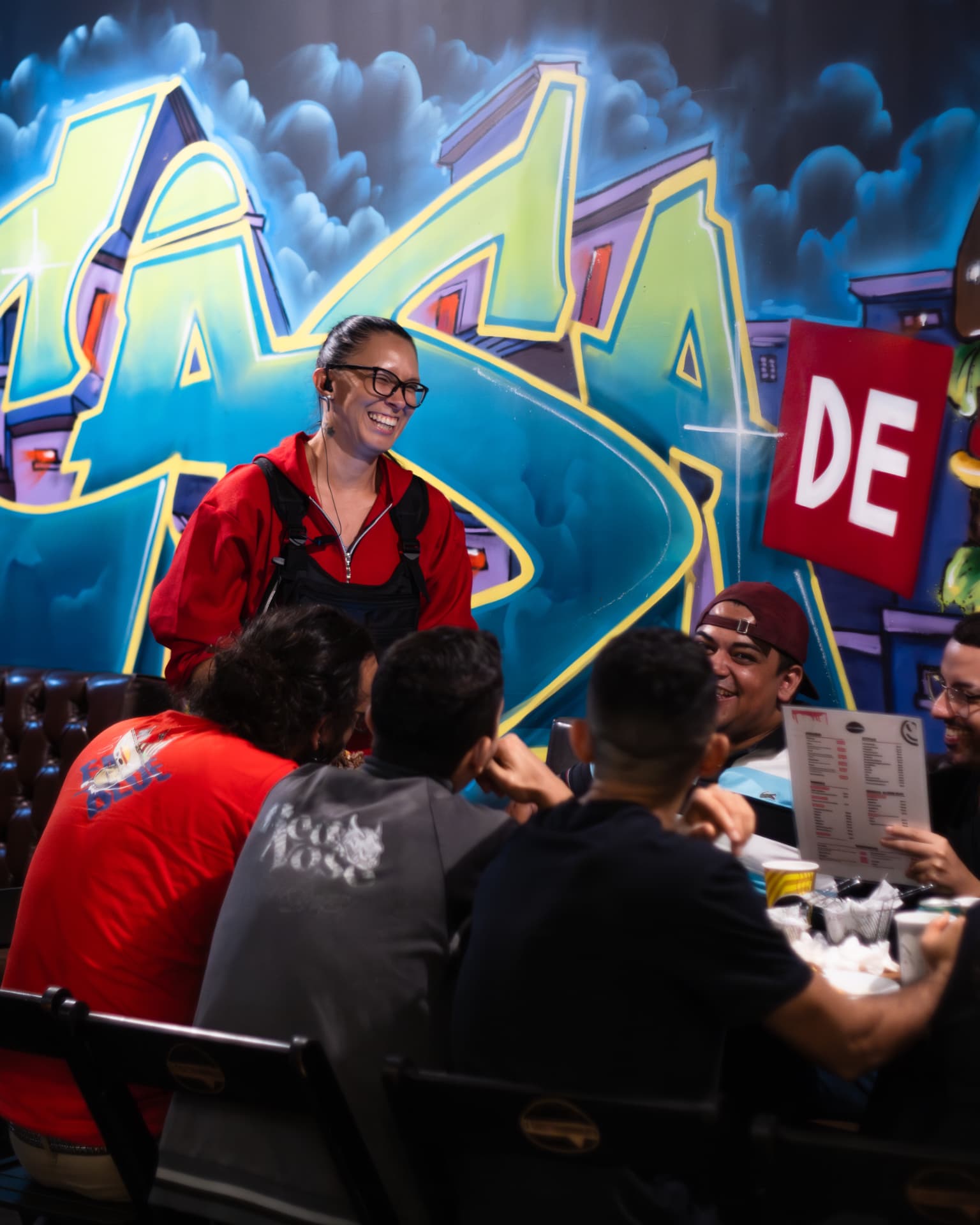 Atendimento no salão com mural grafitado
